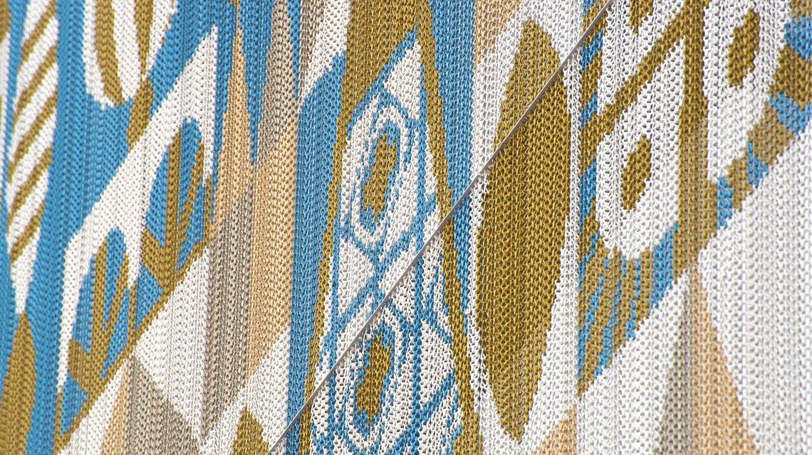 Façade architecturale en chaînes à maillons aluminium Kriskadecor - <p>Habillage de façade décoratif réalisé en chaînes à maillons aluminium Kriskadecor. Composition graphique personnalisée intégrée dans l’architecture du bâtiment.</p>