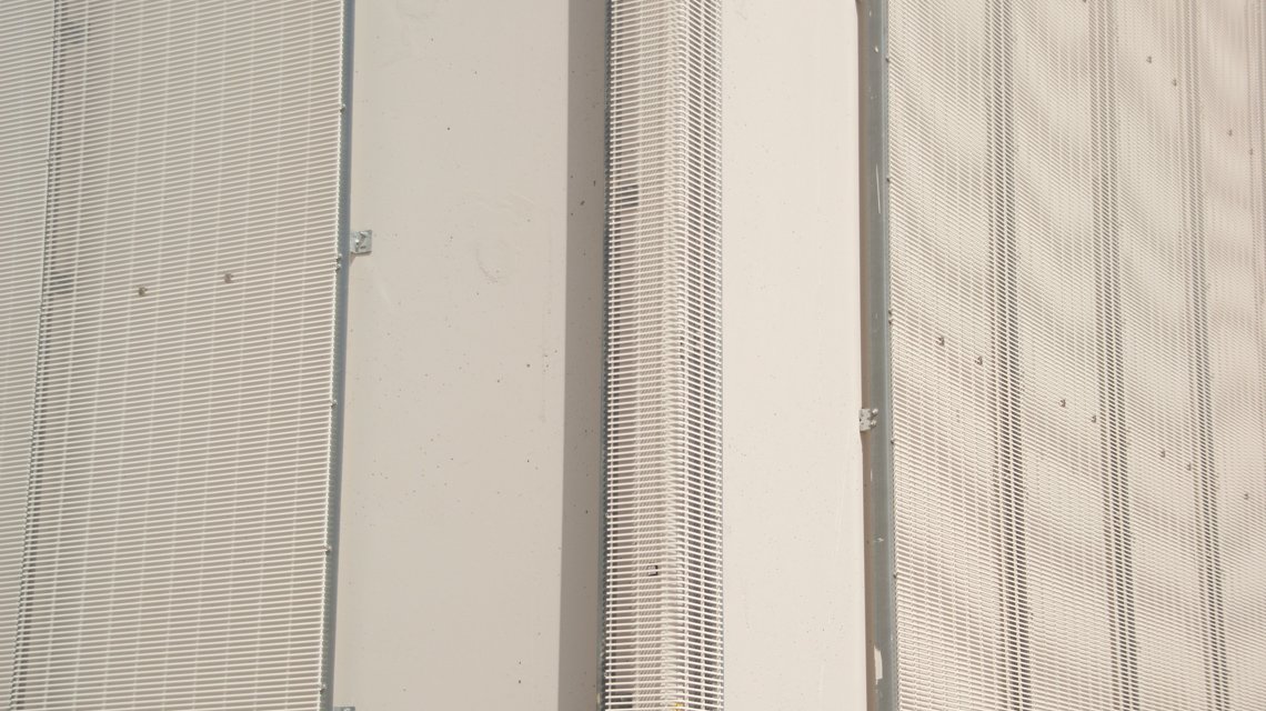 Grille électro-soudée thermolaquée appelées SLOT mises en oeuvre sur la façade du bâtiment de l'institut photovoltaïque de Saclay @maillemetaldesign - <p>Grille électro-soudée thermolaquée appelées SLOT mises en oeuvre sur la façade du bâtiment de l’institut photovoltaïque de Saclay @maillemetaldesign</p>