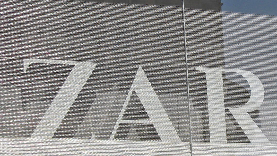 Vitrine des magasins ZARA maille métallique inox spiralée MIES www.maillemetaldesign.fr