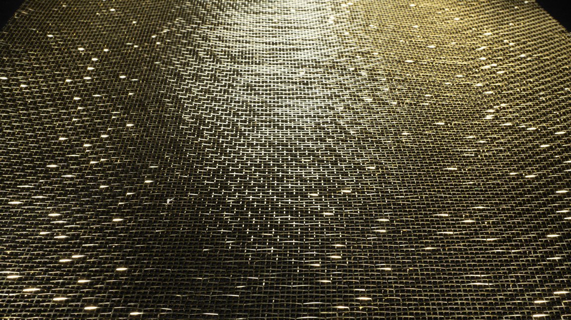 Maille métallique fine en laiton pour l'architecture et le design @maillemetaldesign - <p>maille métallique architecture intérieure et design pour l’habillage mural, plafond, luminaire, rideau, mobilier design <a href=