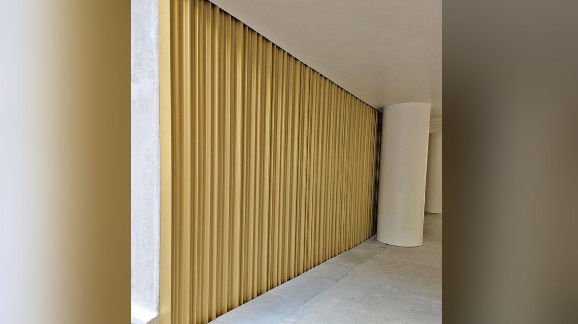 Tôle ondulée champagne en habillage mural pour ce hall de bâtiment parisien. - <p>Tôle ondulée champagne en habillage mural pour ce hall de bâtiment parisien. Réalisation sur mesure avec 3 modèles d’ondulation de notre fabricant.</p>