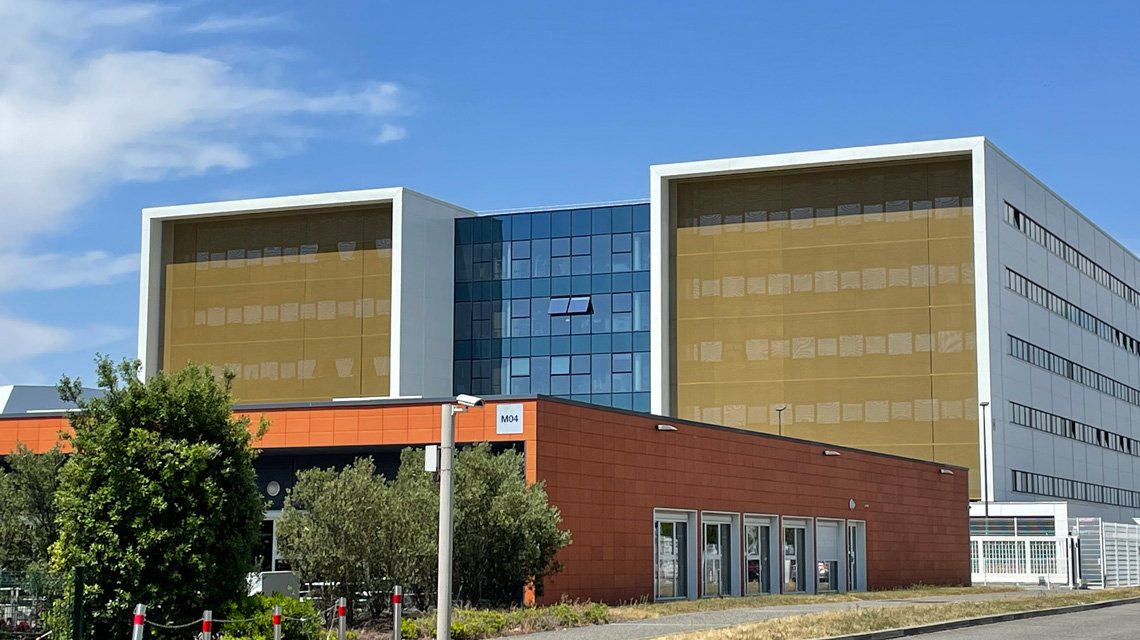Façades du bâtiment M06 AIRBUS Toulouse en maille métallique câblée. - <p>Maille métallique câblée sagittarius p11432 inox + peinture or. <a href=