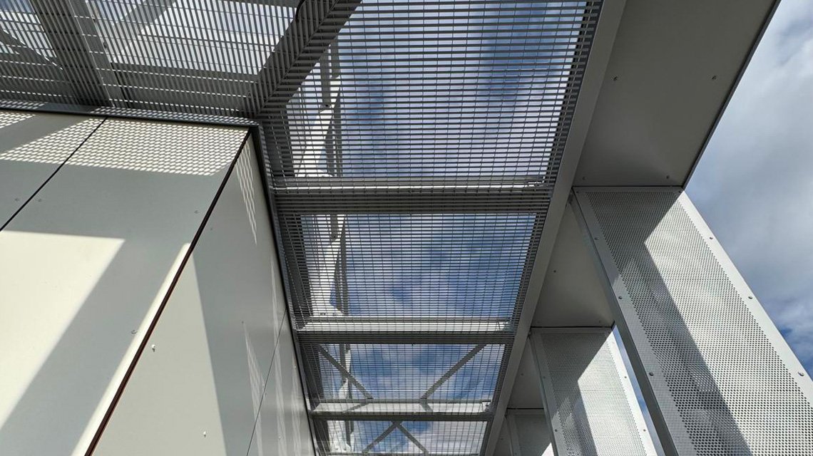 Habillage métallique en coursive - <p>Grille électro-soudée Slot posée en habillage de coursive extérieure au Delivery Center Airbus.</p>