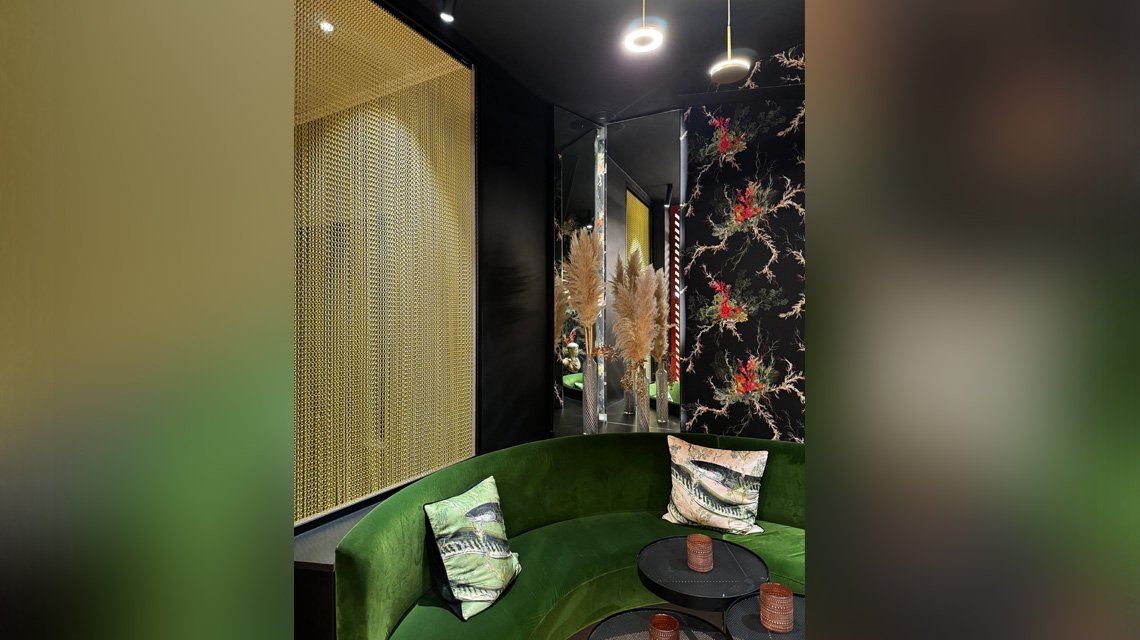 Rideau décoratif en chaînes aluminium – Hôtel Louison Paris - <p>Rideau architectural en chaînes à maillons aluminium Kriskadecor intégré dans l’aménagement intérieur d’un hôtel.</p>