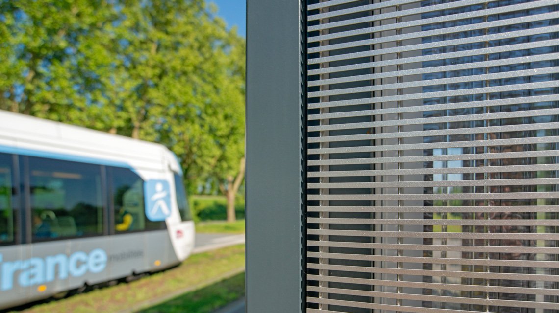 Habillage vertical en grille slot – Infrastructure ferroviaire - <p>Habillage vertical en grille électro-soudée slot sur mesure pour infrastructure ferroviaire. Solution architecturale durable en inox 316L adaptée aux espaces publics à forte fréquentation.</p>