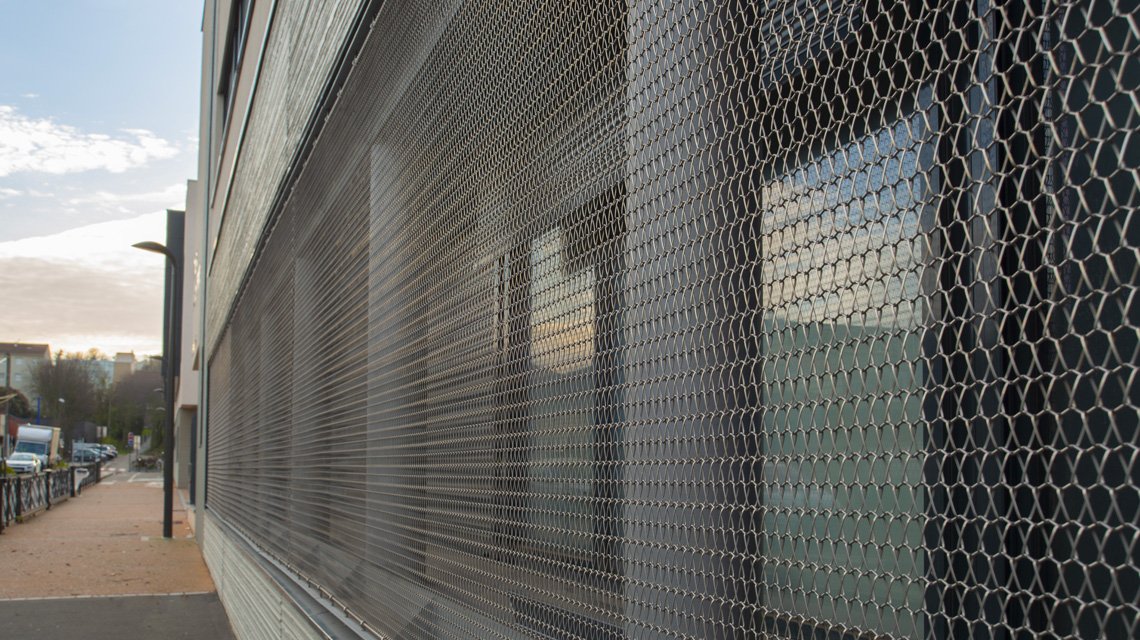 maille métallique spiralée inox en façade du collège @maillemetaldesign  - <p>maille métallique spiralée inox en façade du collège @maillemetaldesign</p>