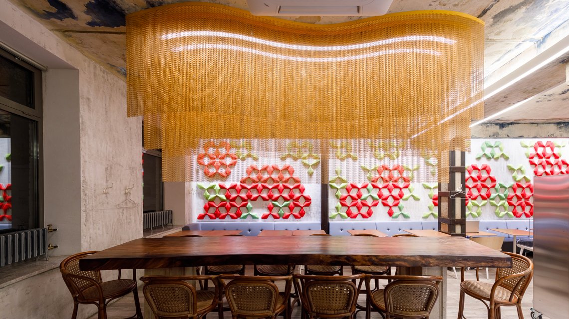 Habillage mural et séparateurs d'espaces en chaînes à maillons aluminium kriskadecor - <p>Création d’un habillage de luminaire pour plafond en chaînes à maillons aluminium anodisé</p>