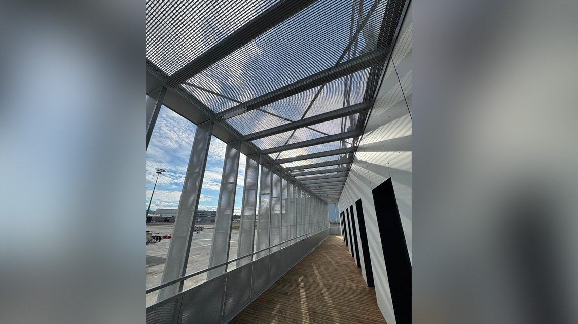 Coursives R+1 – Grille Slot Prozinal - <p>Coursives en R+1 protégées par une grille électro-soudée type Slot sur mesure Arras D08100, finition thermolaquée RAL 9006 mat.</p>