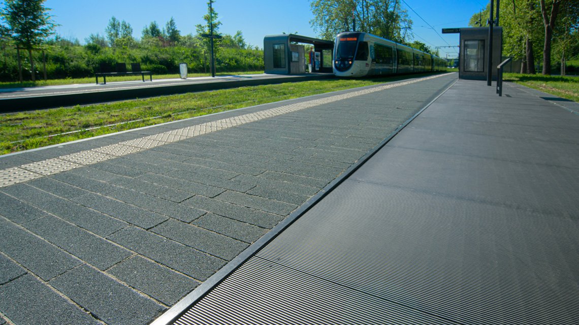 Caillebotis slot inox 316L – Quai Tram 12 Express - <p>Application du slot en caillebotis inox AISI 316L pour les zones de circulation du Tram 12 Express. Haute résistance mécanique, perméabilité air-eau-lumière et durabilité en environnement extérieur.</p>