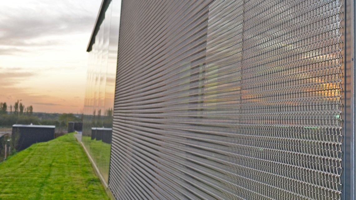 Brise soleil en maille métallique inox TORROJA @maillemetaldesign - <p>maille métallique inox spiralée pour l’architecture et le design en façade @maillemetaldesign</p>