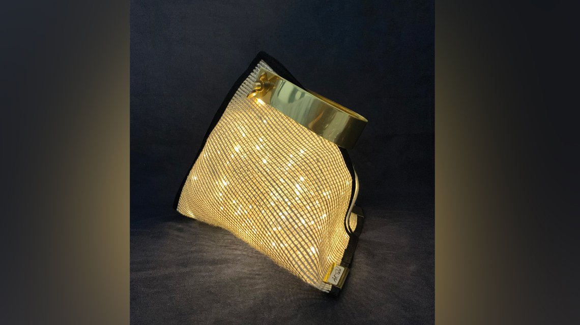 lampe nomade créée par les designers Art Twin en maille métallique Juta @maillemetaldesign - <p>lampe nomade créée par les designers Art Twin en maille métallique Juta @maillemetaldesign</p>