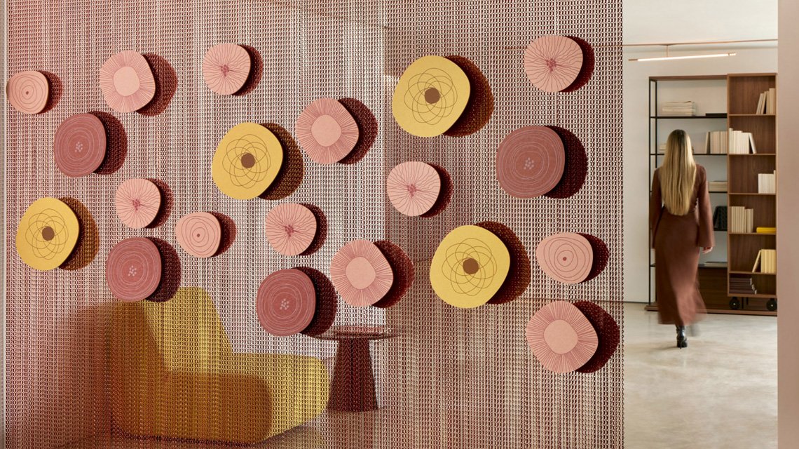 Détail de chaînes à maillons aluminium acoustiques Khronos - <p>Détail de la collection acoustique Khronos de Kriskadecor mettant en valeur les chaînes à maillons aluminium et leur design architectural.</p>