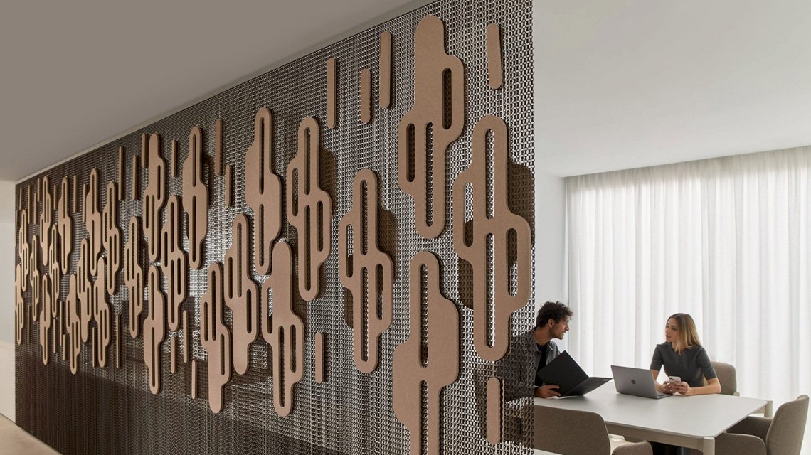 Aménagement intérieur acoustique en chaînes aluminium Kriskadecor Description  - <p>Aménagement d’espace en chaînes à maillons aluminium Kriskadecor permettant d’améliorer le confort acoustique des espaces intérieurs.</p>