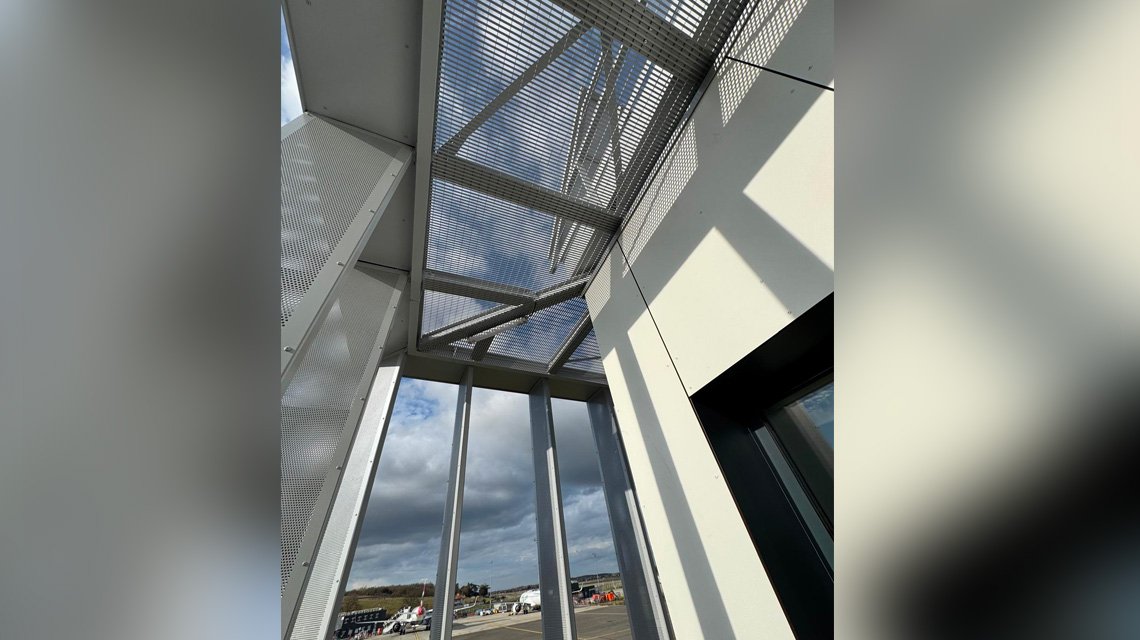 Structure brise-soleil métallique - <p>Détail technique de la mise en œuvre de la grille électro-soudée en brise-soleil sur coursive R+1.</p>