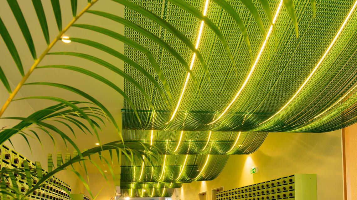 Installation lumineuse en chaînes à maillons aluminium Kriskadecor - <p>Installation suspendue en chaînes aluminium Kriskadecor intégrée dans un projet d’éclairage architectural et d’aménagement intérieur.</p>