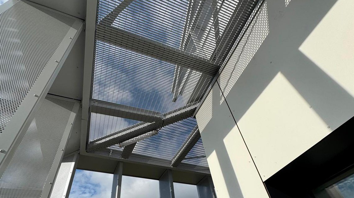 Architecture industrielle – Airbus Ziegler - <p>Projet architectural combinant métallerie extérieure, grille électro-soudée Slot et lignes contemporaines.</p>