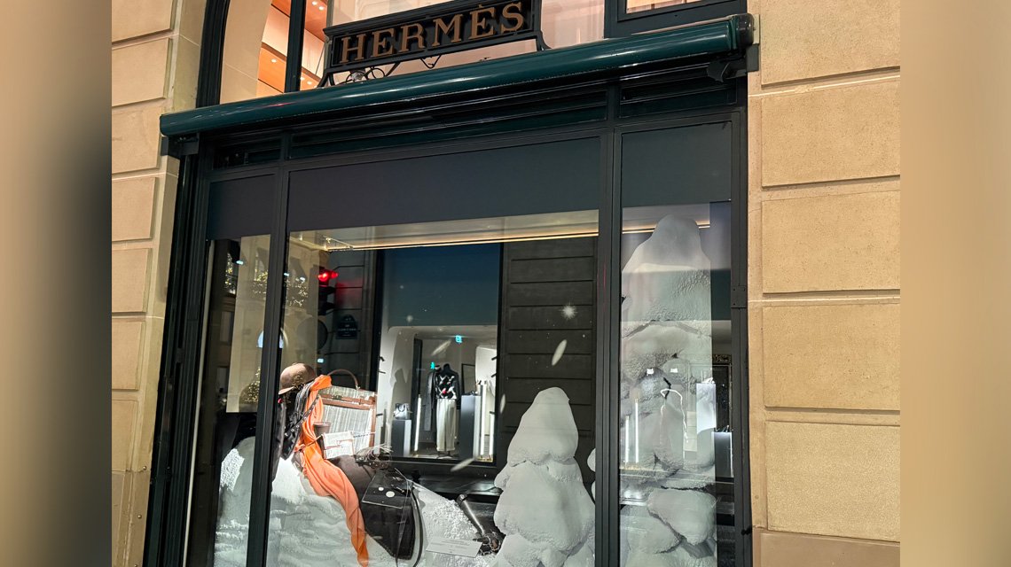 Vitrine Hermès Noël Paris – scénographie avec maille métallique Aura Inox - <p>Vue d’ensemble de la vitrine de Noël Hermès à Paris, où des touches de maille métallique Aura Inox TTM Rossi viennent accentuer une scénographie lumineuse, élégante et contemporaine. Une installation alliant couture, design et matières raffinées.</p>