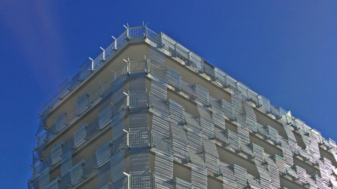 Façade en maille métallique spiralée inox EIFFEL30150 @maillemetaldesign - <p>maille métallique INOX spiralée en façade des logements EOS ville de Montpellier @maillemetaldesign maille métallique pour l’architecture et le design</p>