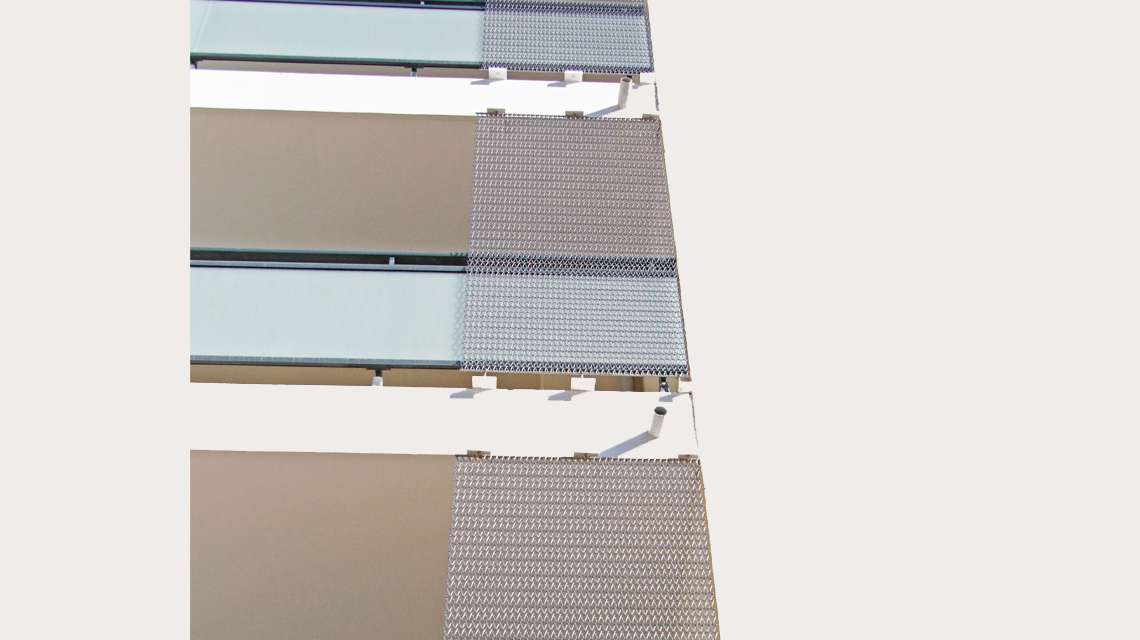 Maille métallique spiralée inox CODERCH www.maillemetaldesign.fr - <p>façade de bâtiment résidentiel avec un habillage en maille métallique spiralée inox</p>