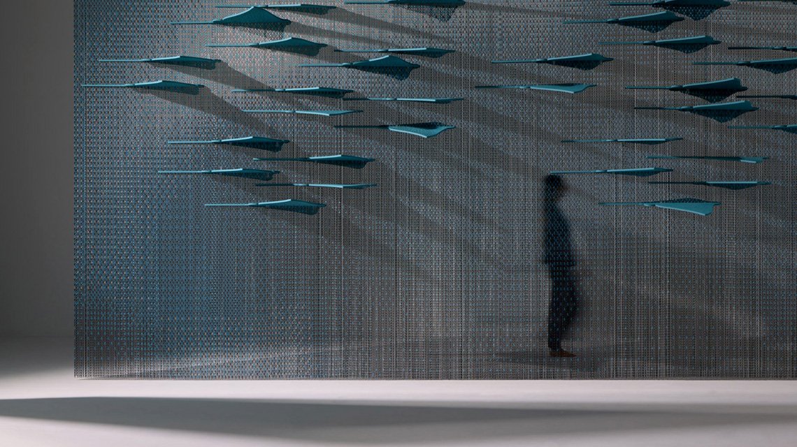 Installation suspendue acoustique en chaînes aluminium Kriskadecor - <p>Installation suspendue en chaînes à maillons aluminium Kriskadecor de la collection Khronos intégrant une solution acoustique architecturale.</p>