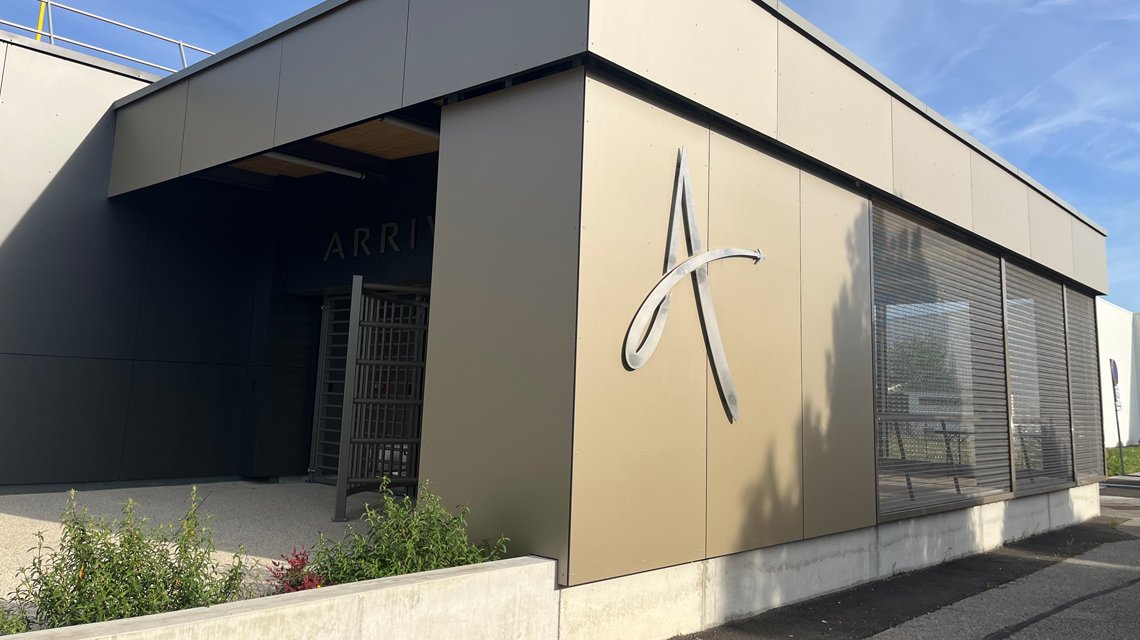 Façade métallique Aéroport Valence @maillemetaldesign - <p>Façade d’une partie du bâtiment de l’aéroport de Valence-Chabeuil en maille métallique spiralée fabriquée sur mesure, en acier inoxydable 316L.</p>