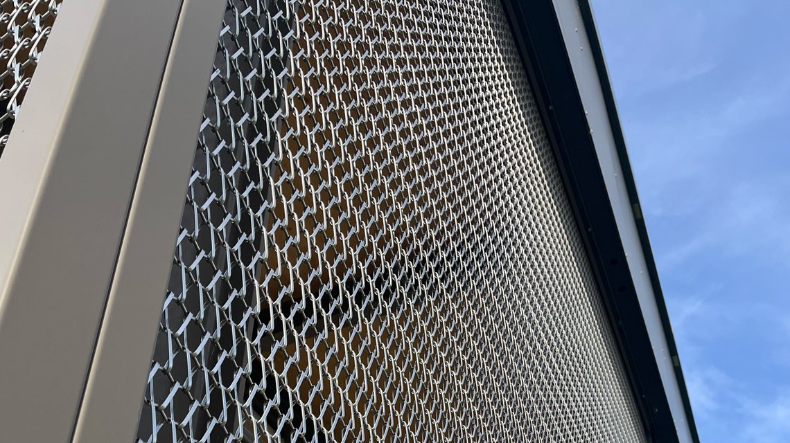 Façade en maille métallique spiralée Coderch @maillemetaldesign - <p>Façade d’une partie du bâtiment de l’aéroport de Valence-Chabeuil en maille métallique spiralée fabriquée sur mesure, en acier inoxydable 316L.</p>