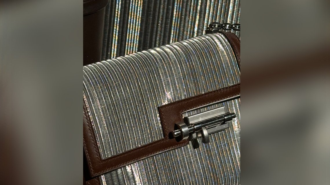 Sac Hermès habillé de maille métallique Aura Inox – détail scénographie Noël - <p>Détail d’un sac Hermès présenté dans la vitrine de Noël à Paris, sublimé par des touches de maille métallique Aura Inox signée TTM Rossi. Le tissage d’acier révèle une texture élégante et lumineuse, utilisée comme une matière textile dans la mise en scène.</p>