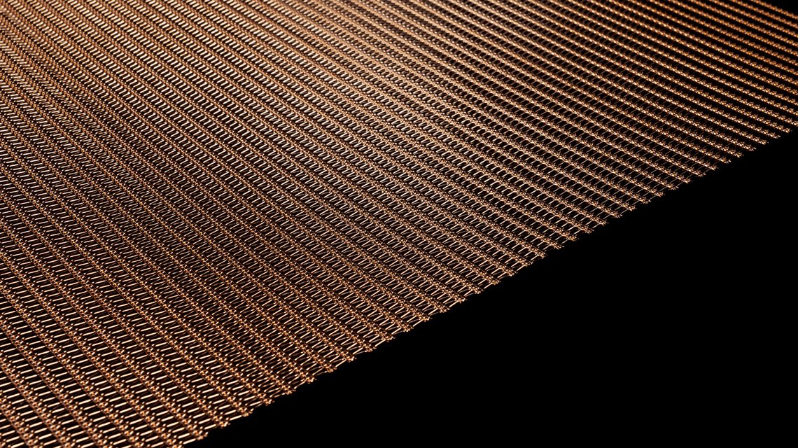 MINI RIVER BRONZE – Gros plan sur une maille métallique architecturale en bronze - <p>Gros plan sur la maille métallique souple MINI RIVER BRONZE, soulignant l’aspect chaleureux du bronze et la finesse de sa structure décorative. Cette résille architecturale légère est adaptée aux projets d’architecture intérieure haut de gamme, notamment pour les luminaires, le mobilier et les habillages décoratifs sur mesure.</p>