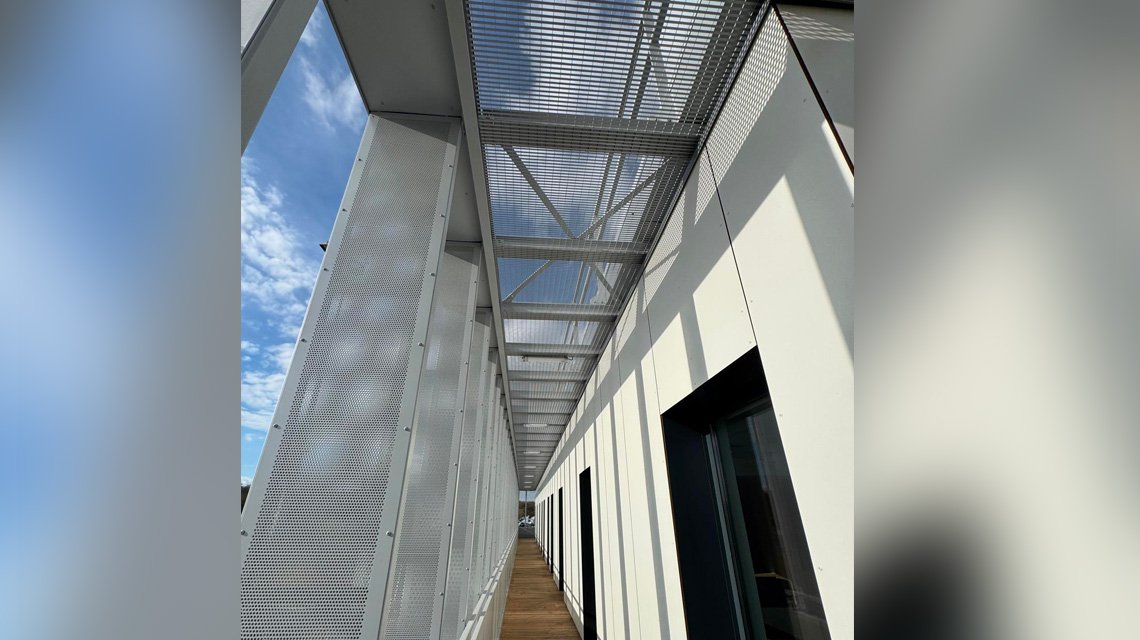 Maille métallique – Delivery Center Airbus - <p>Installation de 297 m² de grille électro-soudée Slot en brise-soleil et habillage de coursives sur le site Airbus Ziegler.</p>