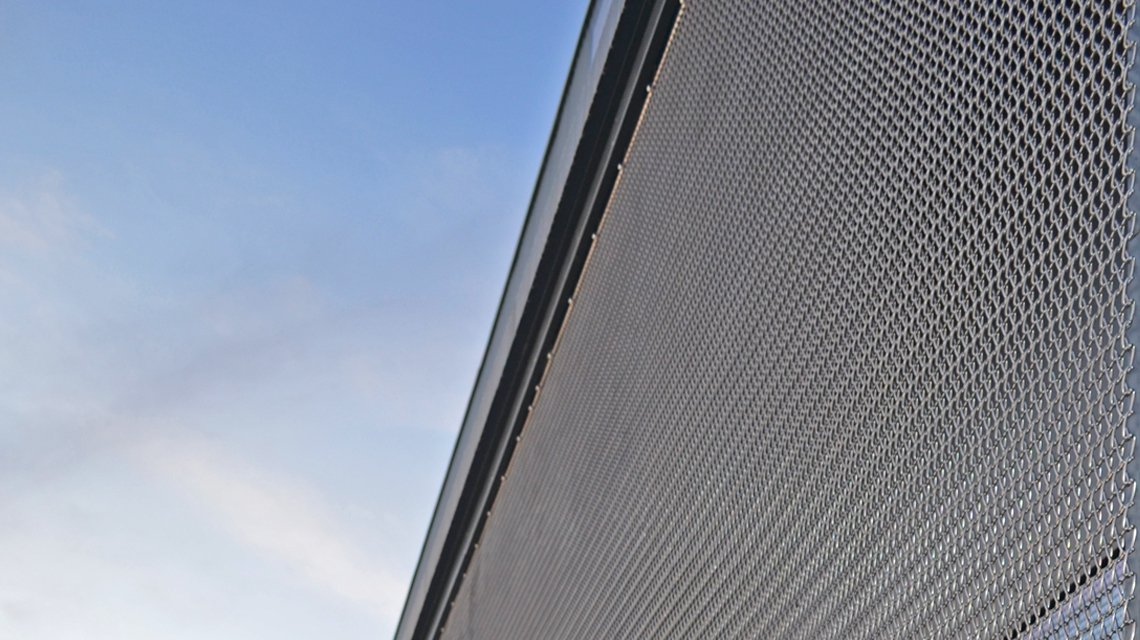 Brise soleil en maille métallique inox TORROJA @maillemetaldesign - <p>maille métallique inox spiralée pour l’architecture et le design en façade @maillemetaldesign</p>