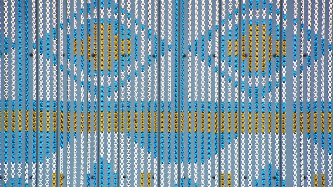 Gros plan motif géométrique – Maillons aluminium Kriskadecor - <p>Gros plan sur un motif géométrique reproduit sur maillons anodisés Kriskadecor. La photo montre le rendu pixelisé caractéristique du système, idéal pour les façades personnalisées et la reproduction d’images haute précision en architecture.</p>