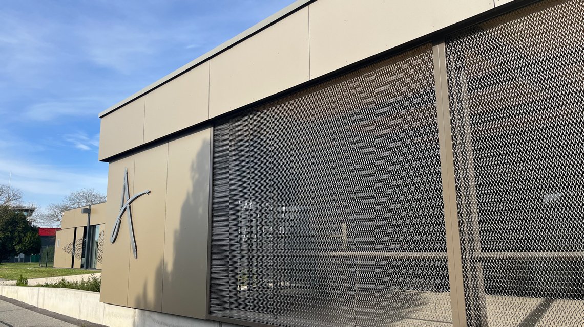 Façade en maille métallique spiralée Coderch @maillemetaldesign - <p>Façade d’une partie du bâtiment de l’aéroport de Valence-Chabeuil en maille métallique spiralée fabriquée sur mesure, en acier inoxydable 316L.</p>
