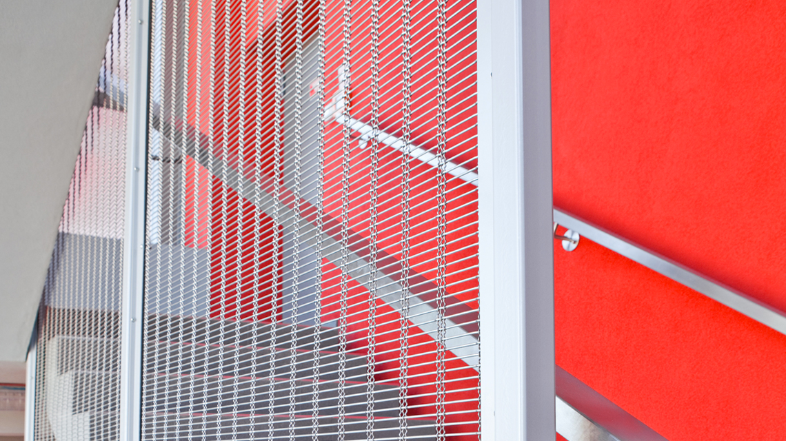 Parement d'escalier en maille métallique rigide inox SCORPIO architecture intérieure www.maillemetaldesign.fr