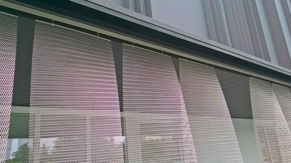 Résille métallique spiralée ions MIES @maillemetaldesign - <p>maille métallique inox architecturale en façade <a href=