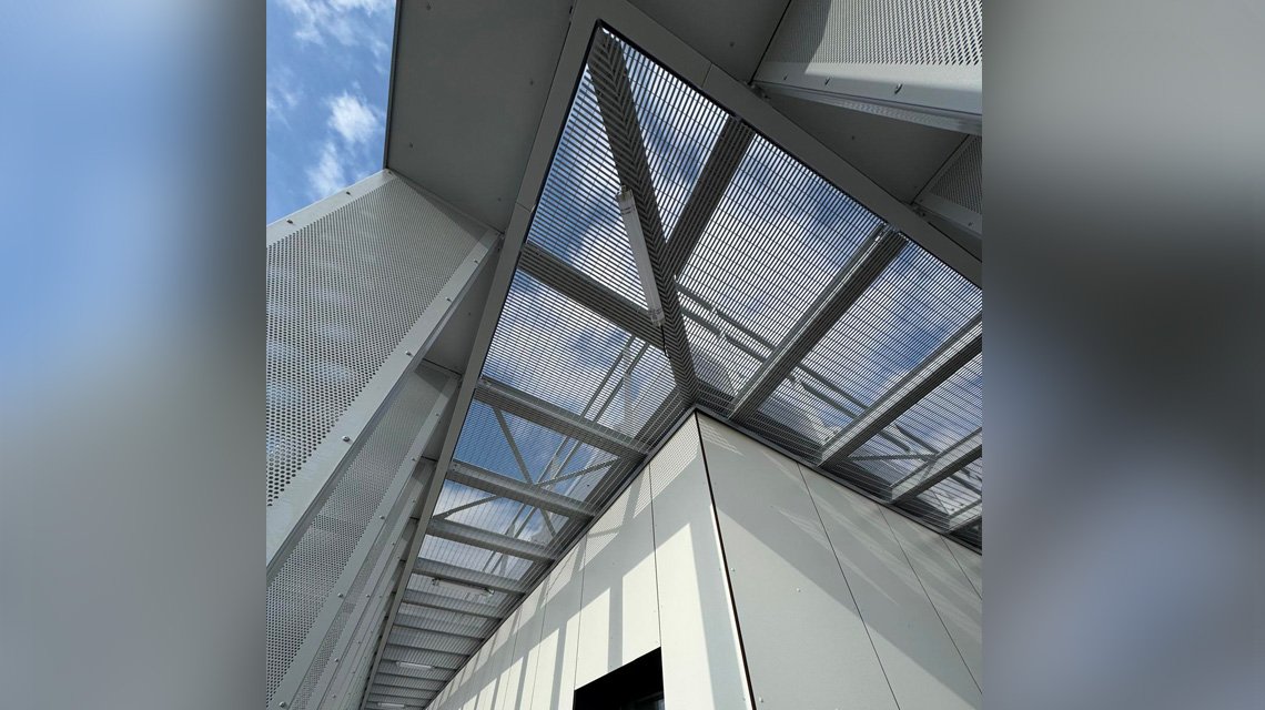 Bâtiment logistique Airbus – Maille architecturale - <p>Habillage en grille électro-soudée sur bâtiment industriel Airbus, combinant protection solaire et esthétique contemporaine.</p>