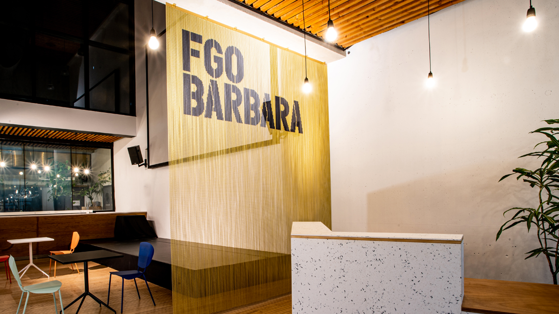 Séparation d'espace en chaînes à maillons aluminium - <p>Séparateur décoratif réalisé en chaînes aluminium Kriskadecor permettant de structurer les espaces dans un projet d’architecture intérieure.</p>