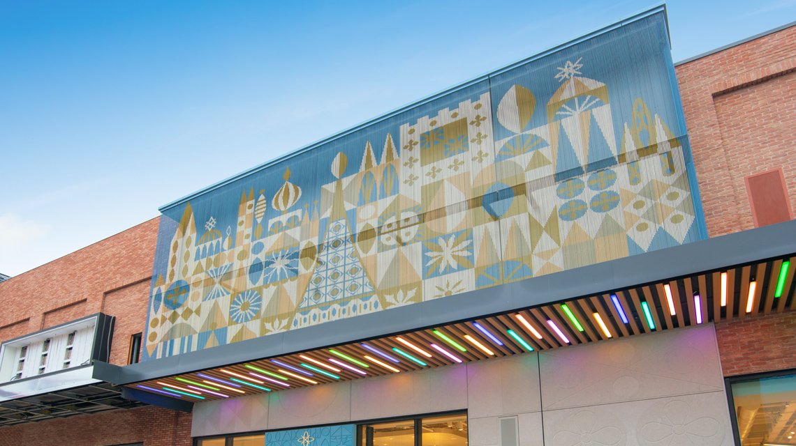 Habillage de façade en chaînes à maillons aluminium - <p>Installation architecturale en chaînes à maillons aluminium Kriskadecor utilisée comme habillage de façade et élément décoratif extérieur.</p>