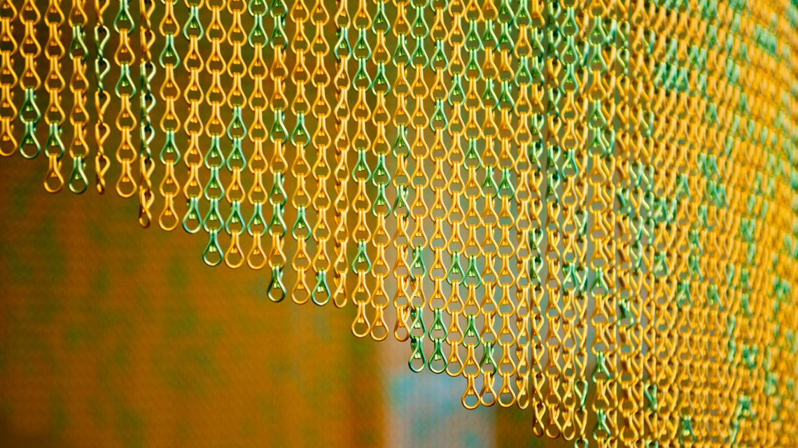 Installation lumineuse en chaînes à maillons aluminium - <p>Installation décorative suspendue en chaînes aluminium Kriskadecor intégrée dans un projet d’éclairage architectural.</p>