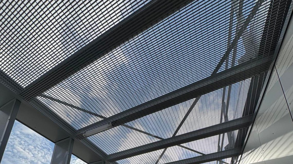 Structure pergola métallique – Airbus Ziegler - <p>Détail de la structure métallique supportant la grille électro-soudée type Slot en brise-soleil.</p>